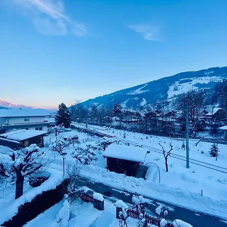Joloisia Mit Blick Auf Planai *