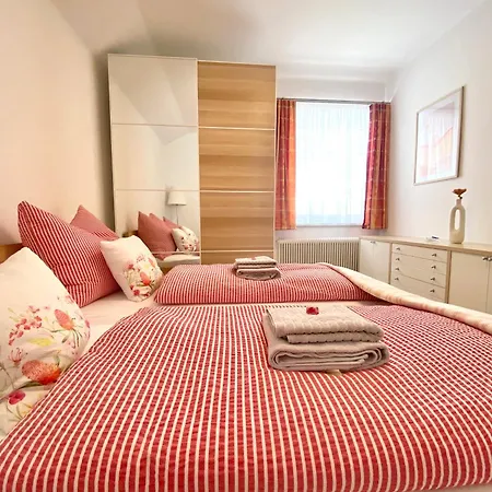 Joloisia Mit Blick Auf Planai *